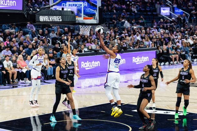 SAN FRANCISCO, CA - JUNE 09: Alyssa Thomas 25 of the Phoenix Mercury scores during a game against the Golden State Valkyries on June 9, 2026 at Chase Center in San Francisco, CA. (Photo by Matthew Huang Icon Sportswire) WNBA, Basketball Damen, USA JUN 09 Phoenix Mercury at Golden State Valkyries EDITORIAL USE ONLY Icon260609017