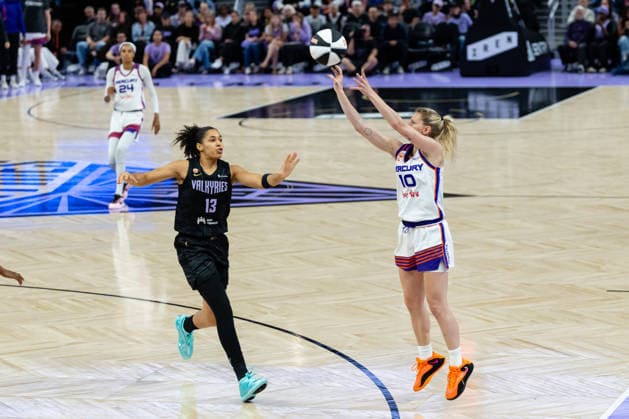 SAN FRANCISCO, CA - JUNE 09: Lexi Held 10 of the Phoenix Mercury scores a three during a game against the Golden State Valkyries on June 9, 2026 at Chase Center in San Francisco, CA. (Photo by Matthew Huang Icon Sportswire) WNBA, Basketball Damen, USA JUN 09 Phoenix Mercury at Golden State Valkyries EDITORIAL USE ONLY Icon260609018