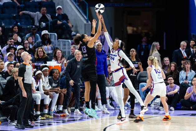 SAN FRANCISCO, CA - JUNE 09: Janelle Salaun 13 of the Golden State Valkyries is fouled by DeWanna Bonner 24 of the Phoenix Mercury during a game on June 9, 2026 at Chase Center in San Francisco, CA. (Photo by Matthew Huang Icon Sportswire) WNBA, Basketball Damen, USA JUN 09 Phoenix Mercury at Golden State Valkyries EDITORIAL USE ONLY Icon260609019