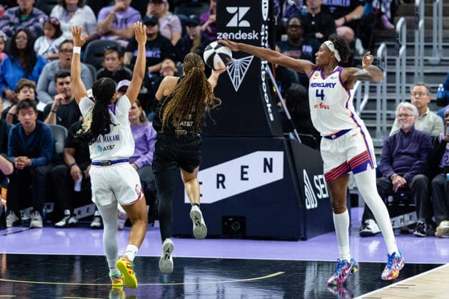 SAN FRANCISCO, CA - JUNE 09: Natasha Mack 4 of the Phoenix Mercury blocks a shot by Veronica Burton 22 of the Golden State Valkyries during a game on June 9, 2026 at Chase Center in San Francisco, CA. (Photo by Matthew Huang Icon Sportswire) WNBA, Basketball Damen, USA JUN 09 Phoenix Mercury at Golden State Valkyries EDITORIAL USE ONLY Icon260609020
