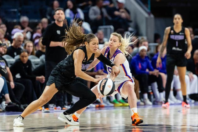 SAN FRANCISCO, CA - JUNE 09: Veronica Burton 22 of the Golden State Valkyries is defended by Lexi Held 10 of the Phoenix Mercury during a game on June 9, 2026 at Chase Center in San Francisco, CA. (Photo by Matthew Huang Icon Sportswire) WNBA, Basketball Damen, USA JUN 09 Phoenix Mercury at Golden State Valkyries EDITORIAL USE ONLY Icon260609021