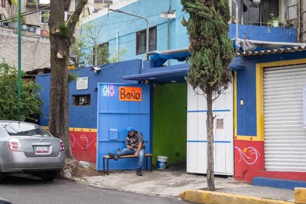 Fußball, Herren, Saison 2025 26, FIFA Word Cup 2026 in Mexiko, Kanada und USA, Mexiko-City zwei Tage (Ortszeit) vor dem Eröffnungsspiel, im Bild: gegenüber dem Aztekenstadion kann privat auf Toilette gehen, 09.06. 2026,