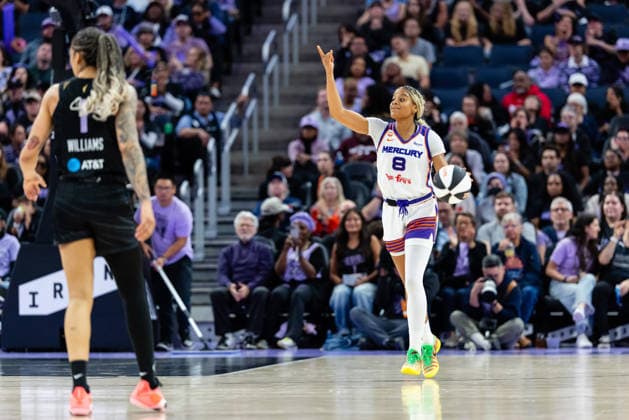 SAN FRANCISCO, CA - JUNE 09: Monique Akoa Makani 8 of the Phoenix Mercury calls a play during a game against the Golden State Valkyries on June 9, 2026 at Chase Center in San Francisco, CA. (Photo by Matthew Huang Icon Sportswire) WNBA, Basketball Damen, USA JUN 09 Phoenix Mercury at Golden State Valkyries EDITORIAL USE ONLY Icon260609028