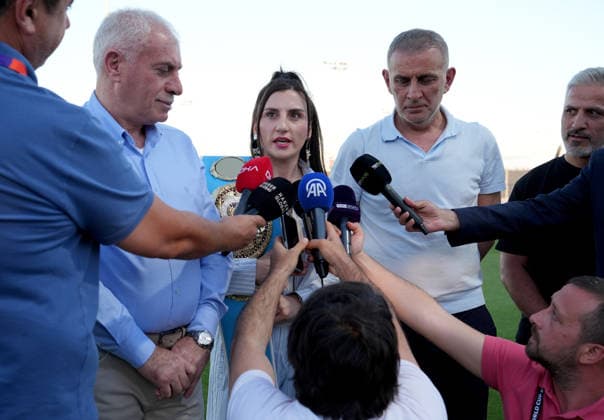 Turkiye continues World Cup preparations in Arizona ahead of Australia opener MESA, ARIZONA, US - JUNE 09: Bayburt Municipality athlete and IBF Lightweight World Champion boxer Elif Nur Turhan (C), who will be competing against American boxer Gabriela Telles in a title match in Arizona, speaks to the press as the Turkish national football team continued its preparations for the 2026 FIFA World Cup, WM, Weltmeisterschaft, Fussball with a training session at the Arizona Athletic Grounds in Mesa, Arizona, United States on June 09, 2026. Turkiye will open Group D play against Australia on June 13 at BC Place Stadium in Vancouver, Canada at 9 p.m. local time (0400GMT on June 14). Tayfun Coskun Anadolu Arizona United States. Editorial use only. Please get in touch for any other usage.  Copyright: x2026xAnadoluxTayfunxCoskunx