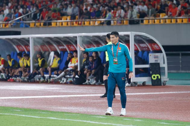 JINHUA, CHINA - JUNE 09: Shao Jiayi, head coach of Team China, adjusts tactics on the sideline during CFA Team China International Football Competition Jinhua 2026 between China and Thailand at Jinhua Sports Centre Stadium on June 9, 2026 in Jinhua, Zhejiang Province of China.  Copyright: xChinaxNewsxServicex 111647191101