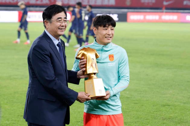 JINHUA, CHINA - JUNE 09: Chinese Football Association president Song Kai (R) presents a commemorative trophy to Wu Lei of Team China prior to CFA Team China International Football Competition Jinhua 2026 between China and Thailand at Jinhua Sports Centre Stadium on June 9, 2026 in Jinhua, Zhejiang Province of China.  Copyright: xChinaxNewsxServicex 111647194182