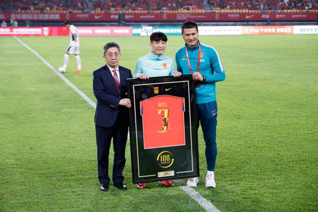 JINHUA, CHINA - JUNE 09: Xu Jiren (L), vice chairman of the Chinese Football Association and head coach of Team China Shao Jiayi present a commemorative jersey to Wu Lei (C) during CFA Team China International Football Competition Jinhua 2026 between China and Thailand at Jinhua Sports Centre Stadium on June 9, 2026 in Jinhua, Zhejiang Province of China.  Copyright: xChinaxNewsxServicex 111647238404