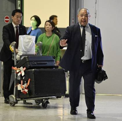 Sumo: Paris tournament Japan Sumo Association head Hakkaku arrives at Charles de Gaulle Airport near Paris on June 9, 2026, for a June 13-14 tournament in the French capital. About 130 wrestlers and staff will take part in the JSA event, third in Paris after 1986 and 1995.  A14AA0005618137P