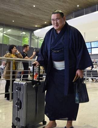Sumo: Paris tournament Sumo grand champion Hoshoryu arrives at Charles de Gaulle Airport near Paris on June 9, 2026, for a June 13-14 tournament in the French capital. About 130 wrestlers and staff will take part in the Japan Sumo Association s event, third in Paris after 1986 and 1995.  A14AA0005618135P