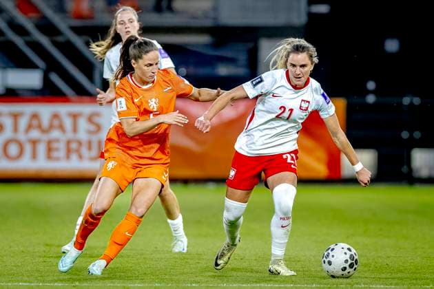 ALMELO - Netherlands player Marise Olislagers, Poland player Paulina Tomasiak during the World Cup Qualifiers at Asito Stadium on June 9, 2026 in Almelo, the Netherlands. (Photo by DeFodi Images) -