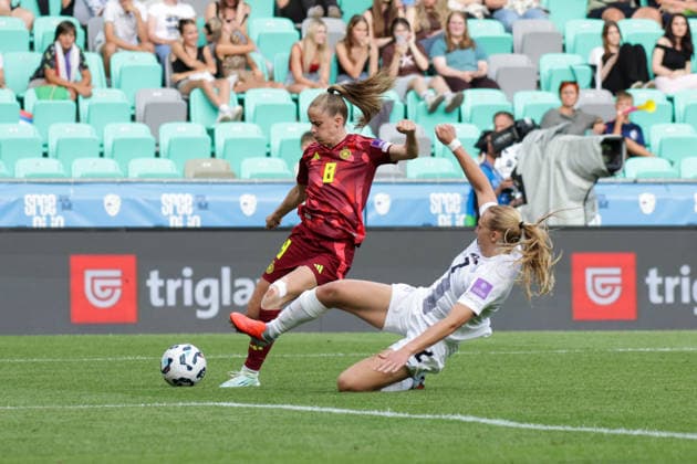 09.06.2026, xgrfx, Fussball WM Qualifikation Frauen, Slowenien - Deutschland v.l. Vivien Endemann (Deutsche Frauennationalmannschaft), Lana Golob (Slowenien) (DFL DFB REGULATIONS PROHIBIT ANY USE OF PHOTOGRAPHS as IMAGE SEQUENCES and or QUASI-VIDEO) Ljubljana