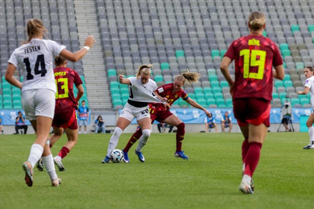 09.06.2026, xgrfx, Fussball WM Qualifikation Frauen, Slowenien - Deutschland v.l. Zara Kramzar (Slowenien), Janina Minge (Deutsche Frauennationalmannschaft) (DFL DFB REGULATIONS PROHIBIT ANY USE OF PHOTOGRAPHS as IMAGE SEQUENCES and or QUASI-VIDEO) Ljubljana