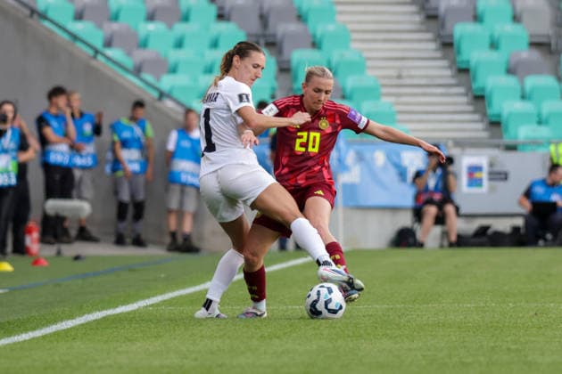 09.06.2026, xgrfx, Fussball WM Qualifikation Frauen, Slowenien - Deutschland v.l. Lara Prasnikar (Slowenien), Elisa Senß (Deutsche Frauennationalmannschaft) (DFL DFB REGULATIONS PROHIBIT ANY USE OF PHOTOGRAPHS as IMAGE SEQUENCES and or QUASI-VIDEO) Ljubljana