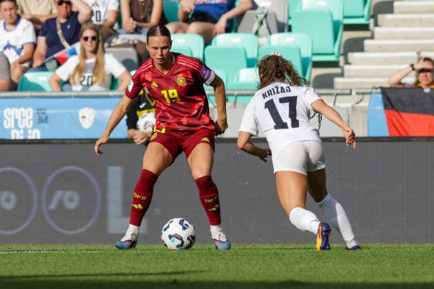 09.06.2026, xgrfx, Fussball WM Qualifikation Frauen, Slowenien - Deutschland v.l. Klara Bühl (Deutsche Frauennationalmannschaft), Izabela Krizaj (Slowenien) (DFL DFB REGULATIONS PROHIBIT ANY USE OF PHOTOGRAPHS as IMAGE SEQUENCES and or QUASI-VIDEO) Ljubljana
