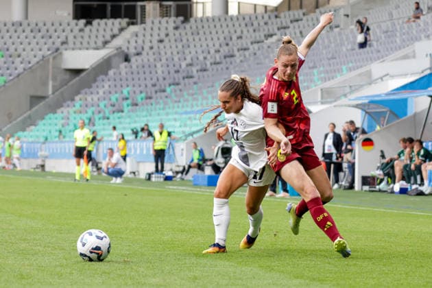 09.06.2026, xgrfx, Fussball WM Qualifikation Frauen, Slowenien - Deutschland v.l. Izabela Krizaj (Slowenien), Camilla Küver (Deutsche Frauennationalmannschaft) (DFL DFB REGULATIONS PROHIBIT ANY USE OF PHOTOGRAPHS as IMAGE SEQUENCES and or QUASI-VIDEO) Ljubljana