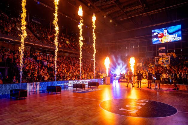 Basketball Berlin 019.06.2026 Saison 2025 2026 EasyCredit BBL 1. Bundesliga Männer, Herren Playoffs Halbfinale Spiel 5 Alba Berlin - BMA365 Bamberg Baskets Teamvorstellung Alba Jonas Mattisseck (Alba Berlin, No.09) Feuerwerk