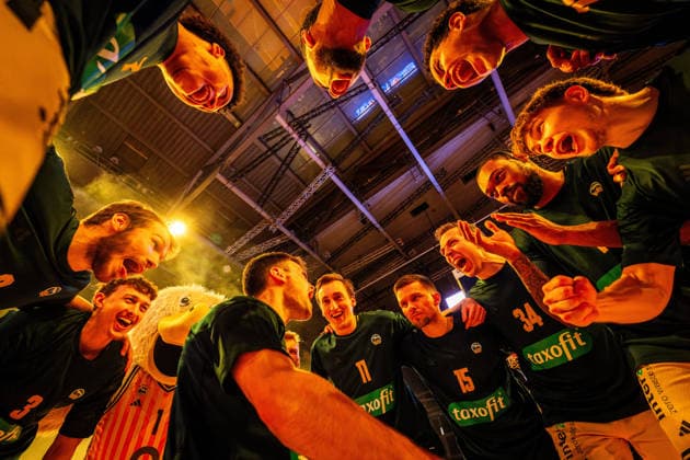 Basketball Berlin 019.06.2026 Saison 2025 2026 EasyCredit BBL 1. Bundesliga Männer, Herren Playoffs Halbfinale Spiel 5 Alba Berlin - BMA365 Bamberg Baskets Teamvorstellung Alba Jonas Mattisseck (Alba Berlin, No.09) Huddle Jubel