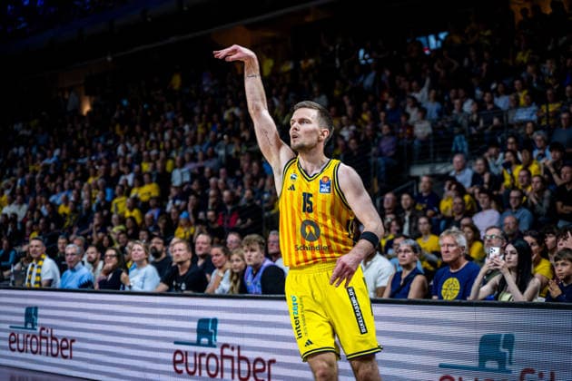 Basketball Berlin 019.06.2026 Saison 2025 2026 EasyCredit BBL 1. Bundesliga Männer, Herren Playoffs Halbfinale Spiel 5 Alba Berlin - BMA365 Bamberg Baskets Martin Hermannsson (Alba Berlin, No.15) Jubel