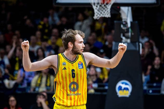 Basketball Berlin 019.06.2026 Saison 2025 2026 EasyCredit BBL 1. Bundesliga Männer, Herren Playoffs Halbfinale Spiel 5 Alba Berlin - BMA365 Bamberg Baskets Malte Delow (Alba Berlin, No.06) Jubel