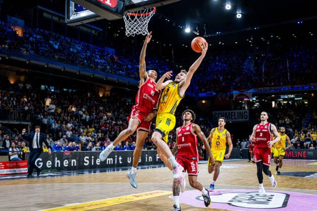 Basketball Berlin 019.06.2026 Saison 2025 2026 EasyCredit BBL 1. Bundesliga Männer, Herren Playoffs Halbfinale Spiel 5 Alba Berlin - BMA365 Bamberg Baskets Malte Delow (Alba Berlin, No.06) Austin Crowley (Bamberg, No.85)