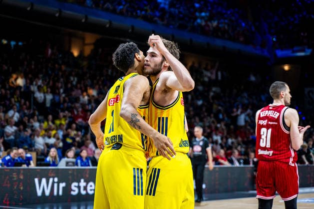 Basketball Berlin 019.06.2026 Saison 2025 2026 EasyCredit BBL 1. Bundesliga Männer, Herren Playoffs Halbfinale Spiel 5 Alba Berlin - BMA365 Bamberg Baskets Malte Delow (Alba Berlin, No.06) Michael Rataj (Alba Berlin, No.21) Mike Jubel