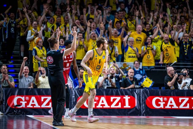 Basketball Berlin 019.06.2026 Saison 2025 2026 EasyCredit BBL 1. Bundesliga Männer, Herren Playoffs Halbfinale Spiel 5 Alba Berlin - BMA365 Bamberg Baskets Malte Delow (Alba Berlin, No.06) Jubel Fans