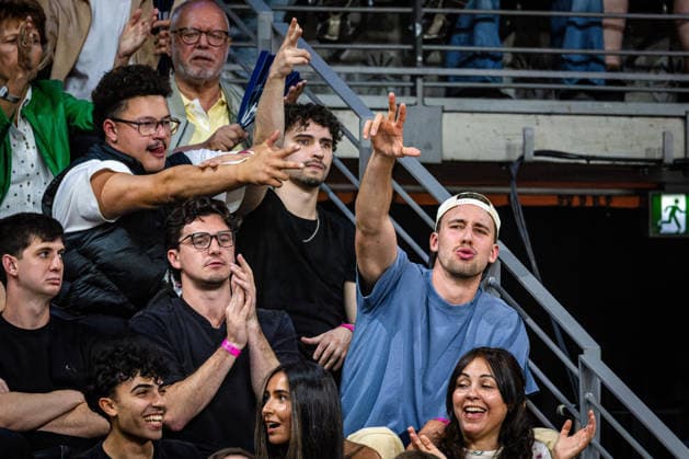 Basketball Berlin 019.06.2026 Saison 2025 2026 EasyCredit BBL 1. Bundesliga Männer, Herren Playoffs Halbfinale Spiel 5 Alba Berlin - BMA365 Bamberg Baskets Franz Wagner Zuschauer Jubel *** Basketball Berlin 019 06 2026 Season 2025 2026 EasyCredit BBL 1 Bundesliga Men, Men Playoffs Semifinal Game 5 Alba Berlin BMA365 Bamberg Baskets Franz Wagner Spectators Cheering
