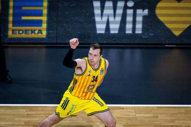 Basketball Berlin 019.06.2026 Saison 2025 2026 EasyCredit BBL 1. Bundesliga Männer, Herren Playoffs Halbfinale Spiel 5 Alba Berlin - BMA365 Bamberg Baskets Justin Bean (Alba Berlin, No.34) Jubel