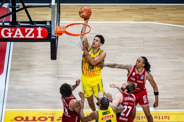 Basketball Berlin 019.06.2026 Saison 2025 2026 EasyCredit BBL 1. Bundesliga Männer, Herren Playoffs Halbfinale Spiel 5 Alba Berlin - BMA365 Bamberg Baskets Michael Rataj (Alba Berlin, No.21) Mike Austin Crowley (Bamberg, No.85) Demarcus Demonia (Bamberg, No.08) Moritz Krimmer (Bamberg, No.27)