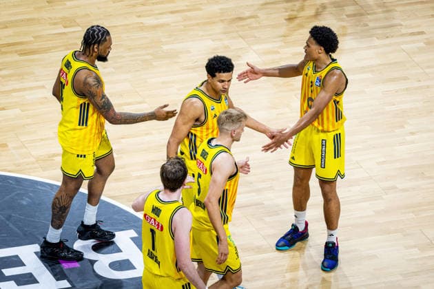 Basketball Berlin 019.06.2026 Saison 2025 2026 EasyCredit BBL 1. Bundesliga Männer, Herren Playoffs Halbfinale Spiel 5 Alba Berlin - BMA365 Bamberg Baskets Alba Jubel J wan Roberts (Alba Berlin, No.13) Michael Rataj (Alba Berlin, No.21) Mike Jack Kayil (Alba Berlin, No.07) Sam Griesel (Alba Berlin, No.05) Justin Bean (Alba Berlin, No.34)