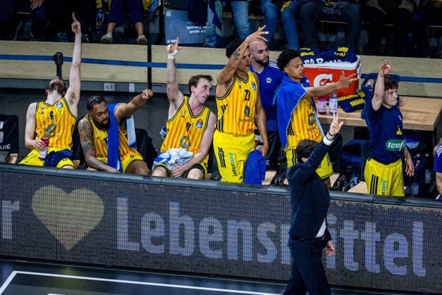 Basketball Berlin 019.06.2026 Saison 2025 2026 EasyCredit BBL 1. Bundesliga Männer, Herren Playoffs Halbfinale Spiel 5 Alba Berlin - BMA365 Bamberg Baskets Alba Jubel Malte Delow (Alba Berlin, No.06) J wan Roberts (Alba Berlin, No.13) Moses Wood (Alba Berlin, No.11) Michael Rataj (Alba Berlin, No.21) Mike Jack Kayil (Alba Berlin, No.07) Bennet Hundt (Alba Berlin, No.33) Pedro Calles (Alba Berlin, Trainer)