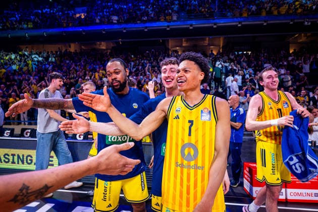 Basketball Berlin 019.06.2026 Saison 2025 2026 EasyCredit BBL 1. Bundesliga Männer, Herren Playoffs Halbfinale Spiel 5 Alba Berlin - BMA365 Bamberg Baskets Alba gewinnt Spiel 5 Jubel Jack Kayil (Alba Berlin, No.07) Alex O Connell (Alba Berlin, No.03) J wan Roberts (Alba Berlin, No.13)