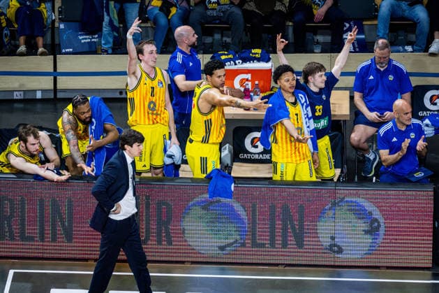 Basketball Berlin 019.06.2026 Saison 2025 2026 EasyCredit BBL 1. Bundesliga Männer, Herren Playoffs Halbfinale Spiel 5 Alba Berlin - BMA365 Bamberg Baskets Alba Jubel Malte Delow (Alba Berlin, No.06) J wan Roberts (Alba Berlin, No.13) Moses Wood (Alba Berlin, No.11) Michael Rataj (Alba Berlin, No.21) Mike Jack Kayil (Alba Berlin, No.07) Bennet Hundt (Alba Berlin, No.33) Pedro Calles (Alba Berlin, Trainer)