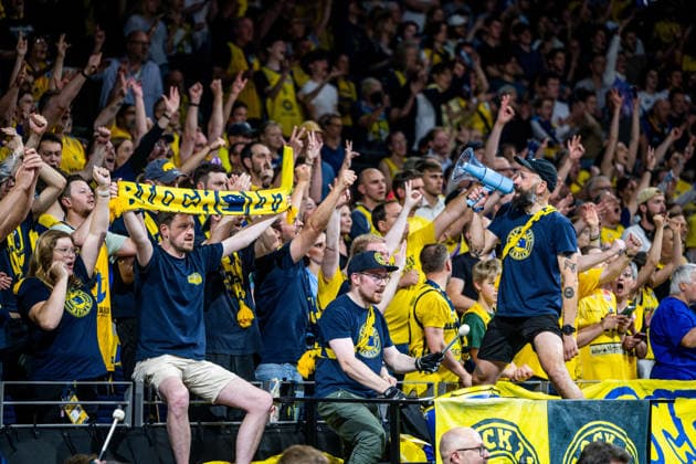 Basketball Berlin 019.06.2026 Saison 2025 2026 EasyCredit BBL 1. Bundesliga Männer, Herren Playoffs Halbfinale Spiel 5 Alba Berlin - BMA365 Bamberg Baskets Alba gewinnt Spiel 5 Jubel Fans Block 212