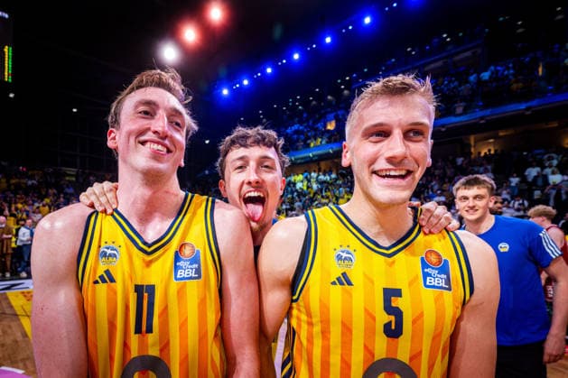 Basketball Berlin 019.06.2026 Saison 2025 2026 EasyCredit BBL 1. Bundesliga Männer, Herren Playoffs Halbfinale Spiel 5 Alba Berlin - BMA365 Bamberg Baskets Alba gewinnt Spiel 5 Jubel Moses Wood (Alba Berlin, No.11) Alex O Connell (Alba Berlin, No.03) Sam Griesel (Alba Berlin, No.05)