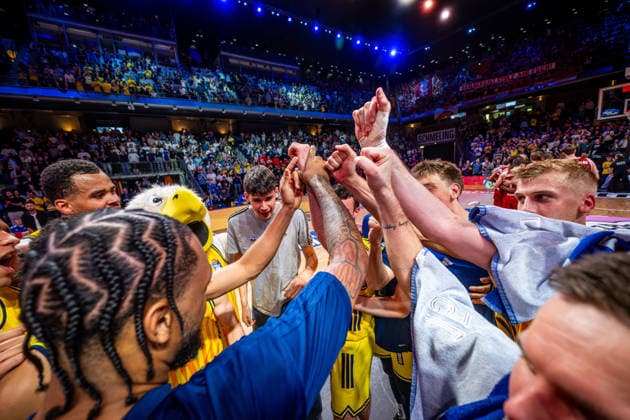 Basketball Berlin 019.06.2026 Saison 2025 2026 EasyCredit BBL 1. Bundesliga Männer, Herren Playoffs Halbfinale Spiel 5 Alba Berlin - BMA365 Bamberg Baskets Alba gewinnt Spiel 5 Jubel Huddle