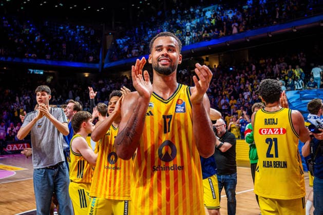 Basketball Berlin 019.06.2026 Saison 2025 2026 EasyCredit BBL 1. Bundesliga Männer, Herren Playoffs Halbfinale Spiel 5 Alba Berlin - BMA365 Bamberg Baskets Alba gewinnt Spiel 5 Jubel Norris Agbakoko (Alba Berlin, No.17)