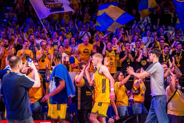 Basketball Berlin 019.06.2026 Saison 2025 2026 EasyCredit BBL 1. Bundesliga Männer, Herren Playoffs Halbfinale Spiel 5 Alba Berlin - BMA365 Bamberg Baskets Alba gewinnt Spiel 5 Jubel J wan Roberts (Alba Berlin, No.13) Sam Griesel (Alba Berlin, No.05) und andere Fans