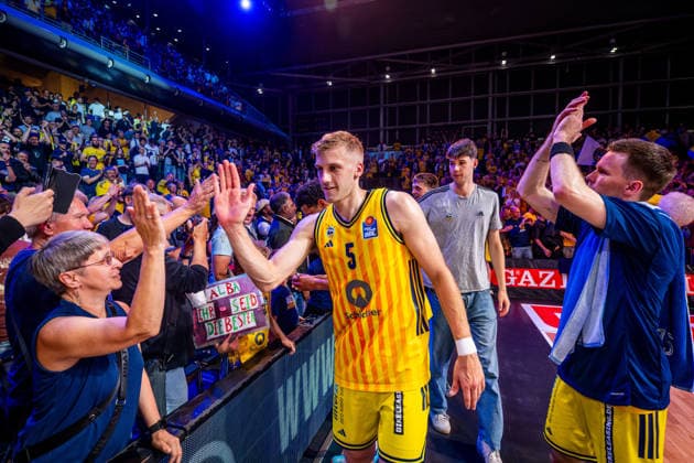 Basketball Berlin 019.06.2026 Saison 2025 2026 EasyCredit BBL 1. Bundesliga Männer, Herren Playoffs Halbfinale Spiel 5 Alba Berlin - BMA365 Bamberg Baskets Alba gewinnt Spiel 5 Jubel Sam Griesel (Alba Berlin, No.05) Fans