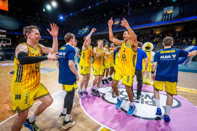 Basketball Berlin 019.06.2026 Saison 2025 2026 EasyCredit BBL 1. Bundesliga Männer, Herren Playoffs Halbfinale Spiel 5 Alba Berlin - BMA365 Bamberg Baskets Alba gewinnt Spiel 5 Jubel Justin Bean (Alba Berlin, No.34) Michael Rataj (Alba Berlin, No.21) Mike und andere