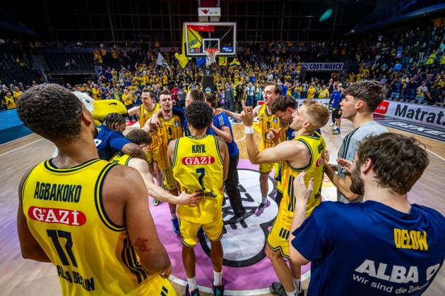 Basketball Berlin 019.06.2026 Saison 2025 2026 EasyCredit BBL 1. Bundesliga Männer, Herren Playoffs Halbfinale Spiel 5 Alba Berlin - BMA365 Bamberg Baskets Alba gewinnt Spiel 5 Jubel Norris Agbakoko (Alba Berlin, No.17) Jonas Mattisseck (Alba Berlin, No.09) Martin Hermannsson (Alba Berlin, No.15) Jack Kayil (Alba Berlin, No.07) Malte Delow (Alba Berlin, No.06) und andere Fans
