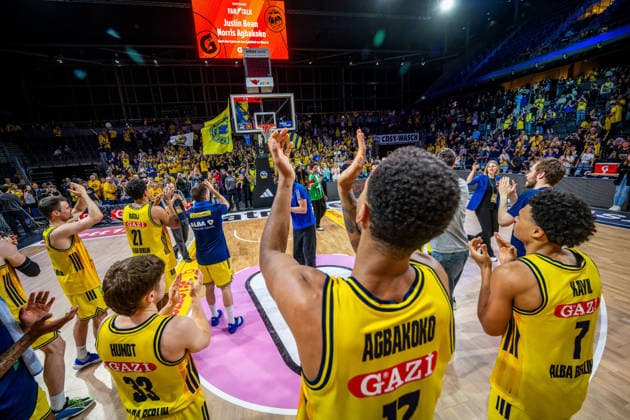 Basketball Berlin 019.06.2026 Saison 2025 2026 EasyCredit BBL 1. Bundesliga Männer, Herren Playoffs Halbfinale Spiel 5 Alba Berlin - BMA365 Bamberg Baskets Alba gewinnt Spiel 5 Jubel Norris Agbakoko (Alba Berlin, No.17) Jack Kayil (Alba Berlin, No.07) Bennet Hundt (Alba Berlin, No.33) und andere Fans
