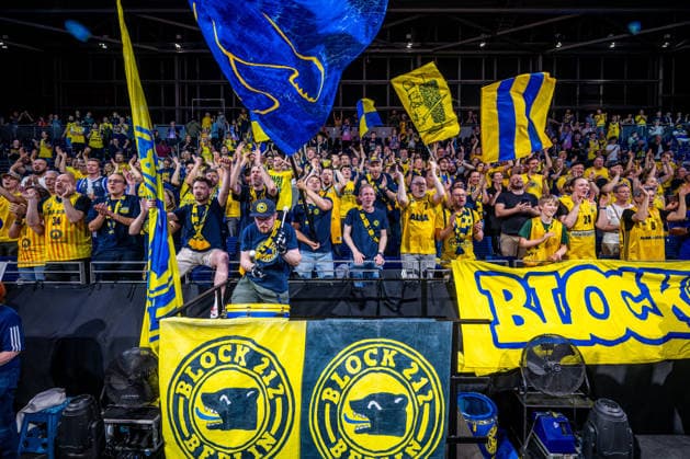 Basketball Berlin 019.06.2026 Saison 2025 2026 EasyCredit BBL 1. Bundesliga Männer, Herren Playoffs Halbfinale Spiel 5 Alba Berlin - BMA365 Bamberg Baskets Alba gewinnt Spiel 5 Jubel Fans Block 212