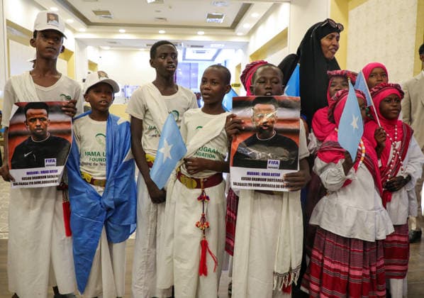 Somali referee Omar Artan welcomed home after US entry denial MOGADISHU, SOMALIA – JUNE 09: Fans, holding portraits of Somali referee Omar Abdulkadir Artan and Somali flags, gather at Aden Adde International Airport to welcome him upon his return to Mogadishu, Somalia, on June 09, 2026. Artan returned to Somalia after being denied entry to the United States. Abuukar Mohamed Muhidin Anadolu Mogadisu Somalia. Editorial use only. Please get in touch for any other usage.  Copyright: x2026xAnadoluxAbuukarxMohamedxMuhidinx