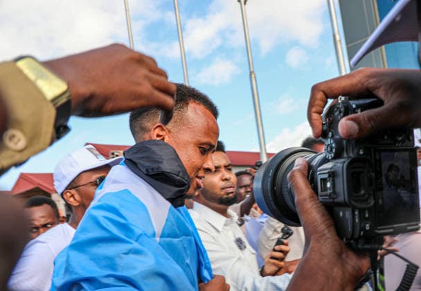 Somali referee Omar Artan welcomed home after US entry denial MOGADISHU, SOMALIA – JUNE 09: Somali referee Omar Abdulkadir Artan, draped in the Somali flag, is surrounded by fans and media members following his arrival in Mogadishu, Somalia, on June 09, 2026. Artan returned to the country after being denied entry to the United States. Abuukar Mohamed Muhidin Anadolu Mogadisu Somalia. Editorial use only. Please get in touch for any other usage.  Copyright: x2026xAnadoluxAbuukarxMohamedxMuhidinx