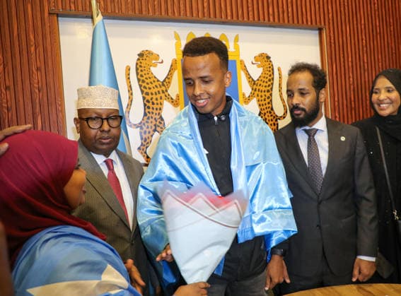 Somali referee Omar Artan welcomed home after US entry denial MOGADISHU, SOMALIA – JUNE 09: Somali referee Omar Abdulkadir Artan, draped in the Somali flag, receives flowers during a welcome ceremony following his arrival in Mogadishu, Somalia, on June 09, 2026. Artan returned to Somalia after being denied entry to the United States. Abuukar Mohamed Muhidin Anadolu Mogadisu Somalia. Editorial use only. Please get in touch for any other usage.  Copyright: x2026xAnadoluxAbuukarxMohamedxMuhidinx