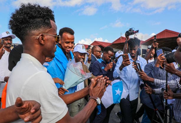 Somali referee Omar Artan welcomed home after US entry denial MOGADISHU, SOMALIA – JUNE 09: Somali referee Omar Abdulkadir Artan, draped in the Somali flag, is surrounded by fans following his arrival in Mogadishu, Somalia, on June 09, 2026. Artan returned to the country after being denied entry to the United States. Abuukar Mohamed Muhidin Anadolu Mogadisu Somalia. Editorial use only. Please get in touch for any other usage.  Copyright: x2026xAnadoluxAbuukarxMohamedxMuhidinx