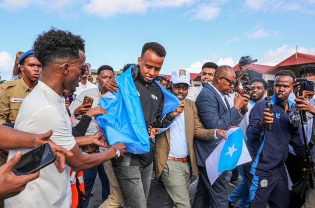 Somali referee Omar Artan welcomed home after US entry denial MOGADISHU, SOMALIA – JUNE 09: Somali referee Omar Abdulkadir Artan, draped in the Somali flag, is surrounded by fans following his arrival in Mogadishu, Somalia, on June 09, 2026. Artan returned to the country after being denied entry to the United States. Abuukar Mohamed Muhidin Anadolu Mogadisu Somalia. Editorial use only. Please get in touch for any other usage.  Copyright: x2026xAnadoluxAbuukarxMohamedxMuhidinx