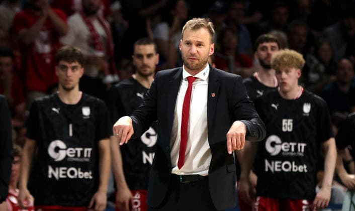 Trainer Anton Gavel zeigend, gestikulierend Aktion Oberkörper Basketball BBL Bundesliga Herren Play Off Halbfinale 5.Spiel Saison 2025 2026 09.06.2026 ALBA Berlin vs BMA365 Bamberg Baskets *** Coach Anton Gavel pointing, gesturing action upper body Sport Basketball BBL Bundesliga Mens Play Off Semi Final 5 Match Season 2025 2026 09 06 2026 ALBA Berlin vs BMA365 Bamberg Baskets
