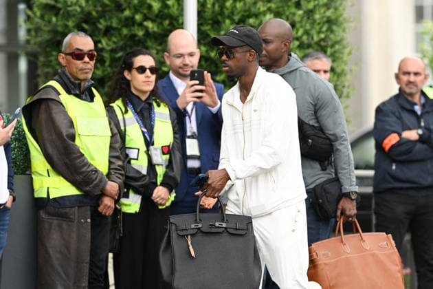 FOOTBALL : Depart de L Equipe de France pour rejoindre les Etats Unis pour participer à la coupe du monde de la FIFA - 10 06 2026 OusmaneDembele - L Equipe de France de football s envole du Bourget pour rejoindre Boston aux Etats Unis pour participer à la coupe du monde de la FIFA (du 11 juin au 19 juillet, aux Etats-Unis, au Canada et au Mexique), le 10 juin 2026. The French national football team is flying from Le Bourget to Boston in the United States to participate in the FIFA World Cup, WM, Weltmeisterschaft, Fussball (from June 11 to July 19, in the United States, Canada and Mexico), on June 10, 2026. Le BourgetFrance Copyright: xPierrexPerusseaux xBestimagex